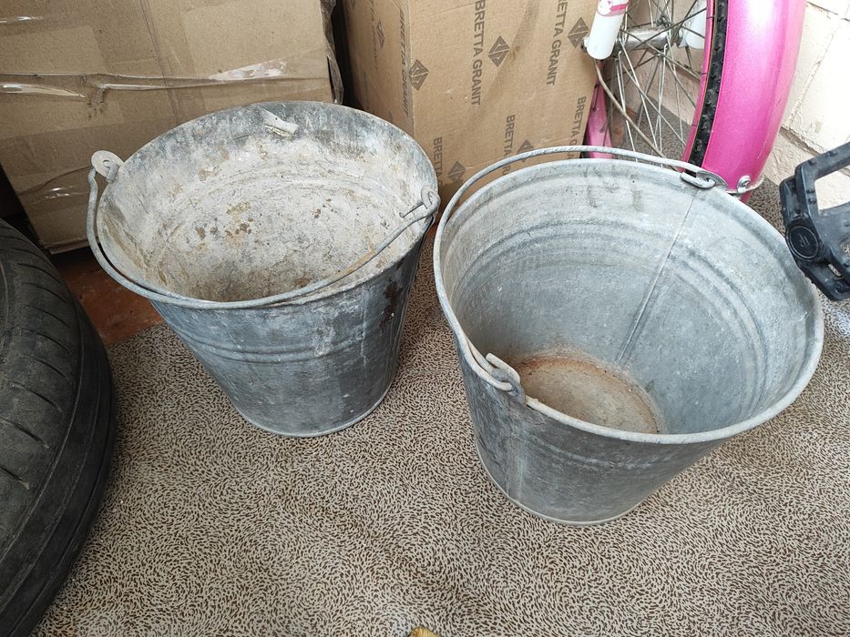Старые железные ведра
