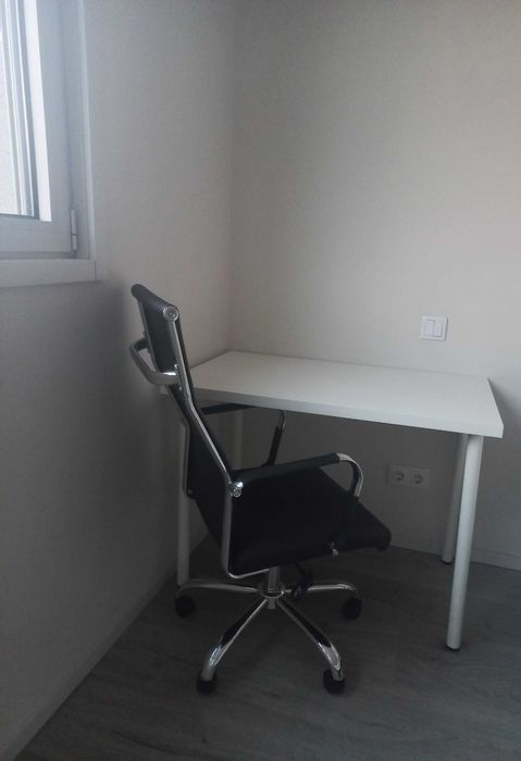 Conjunto secretária e cadeira de escritório