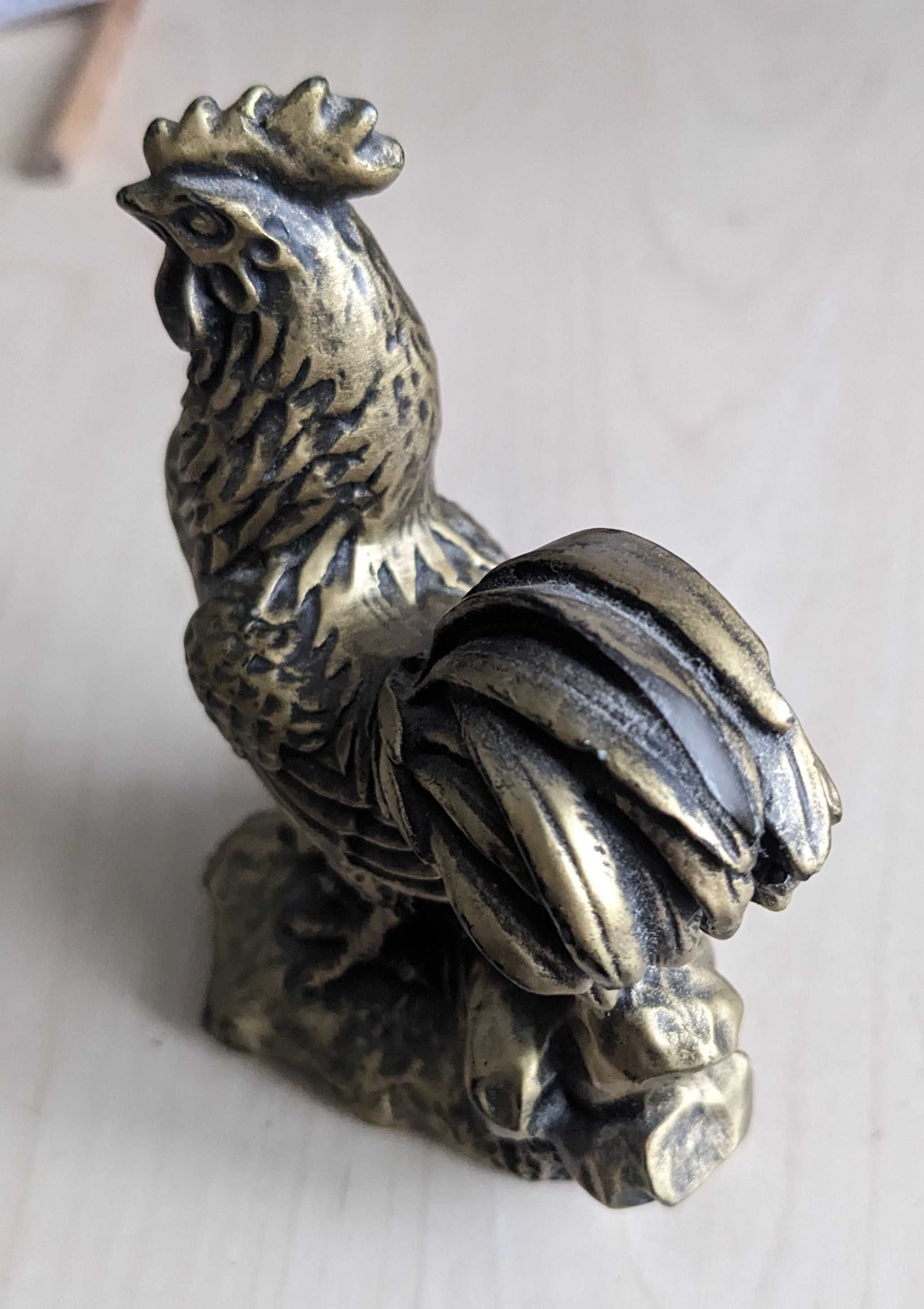 Figurka koguta przynoszącego szczęście do domu,  feng shui