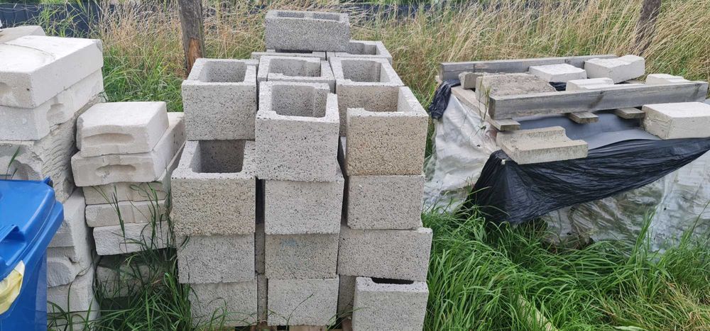 Materiały budowlane pozostałości po budowie, dachówka, profile ...