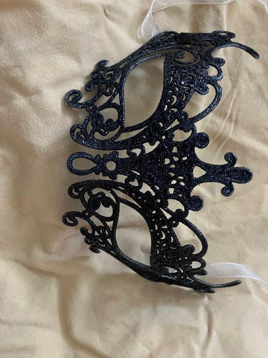 Маска карнавальная черная.  9*21 см. Отличное состояние новой.