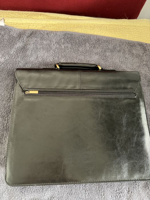 Czarna, skórzana aktówka, używana.