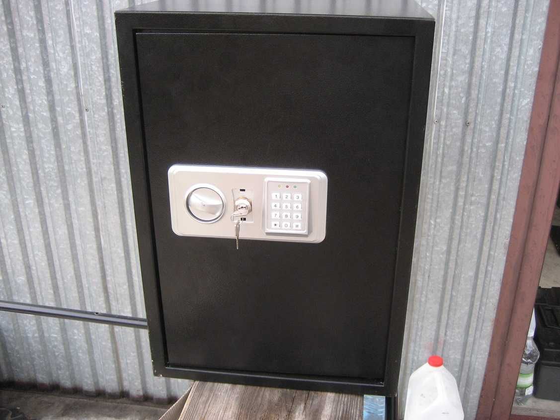 sejf  17 kg waga   elektroniczny i na klucz