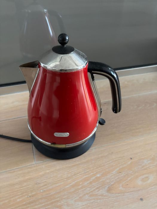 Czajnik Delonghi czerwony