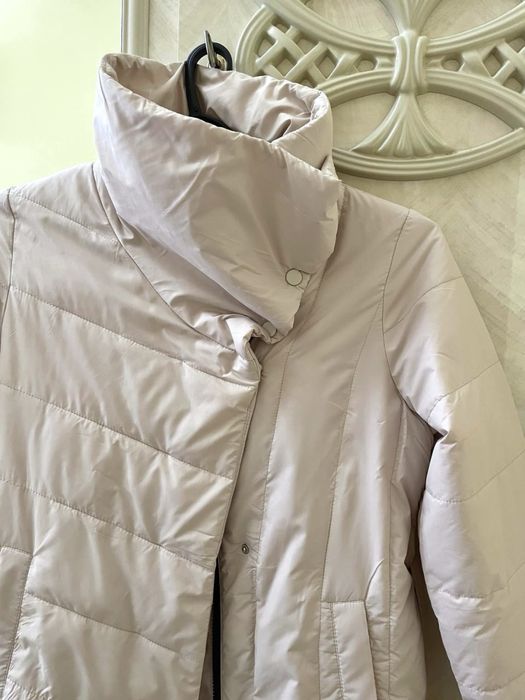 Куртка осіння жіноча з поясом подовжена осіння куртка жіноча бежева