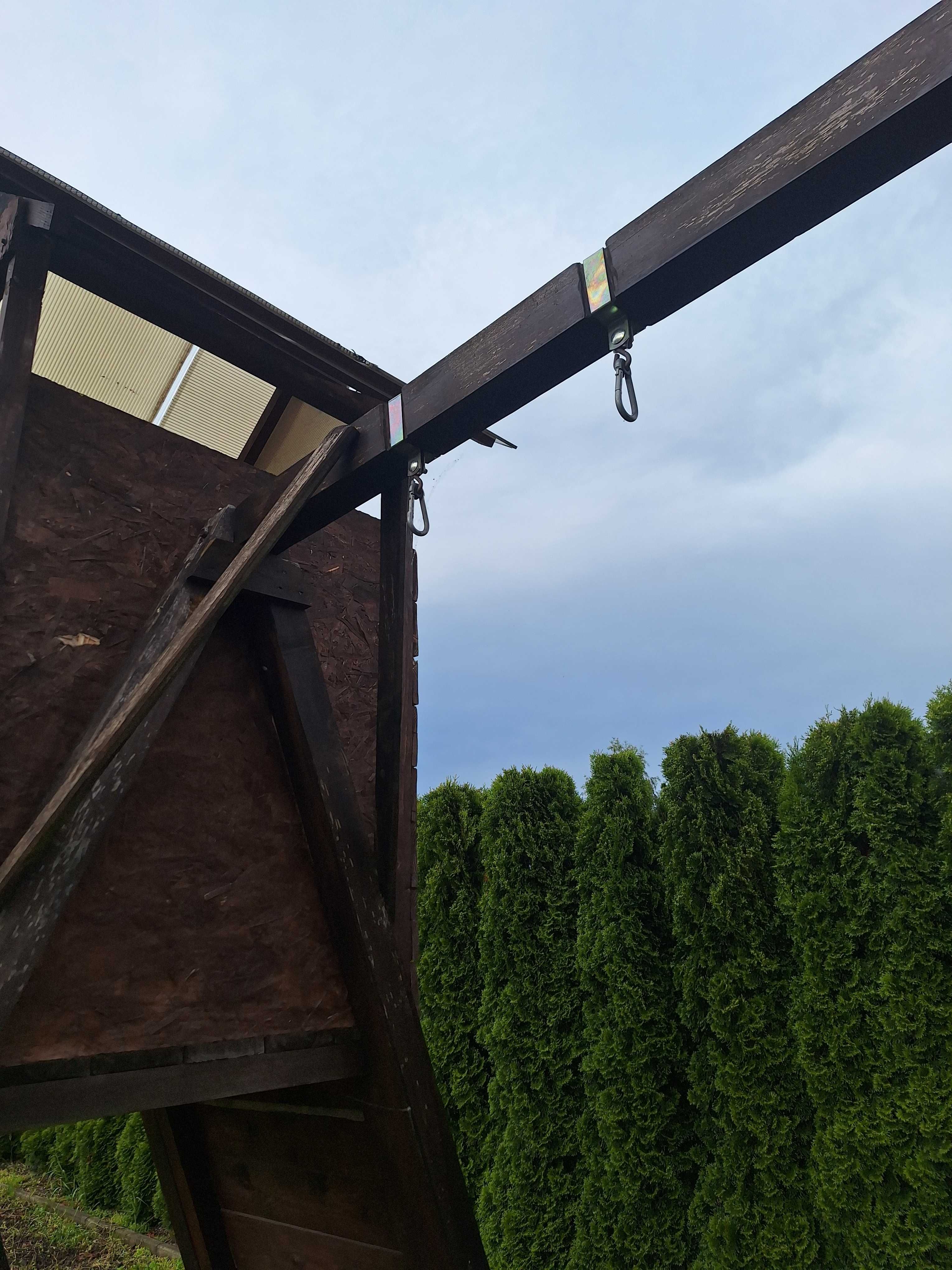 Domek plac zabaw dla dzieci z miejscami na huśtawki i piaskownicę
