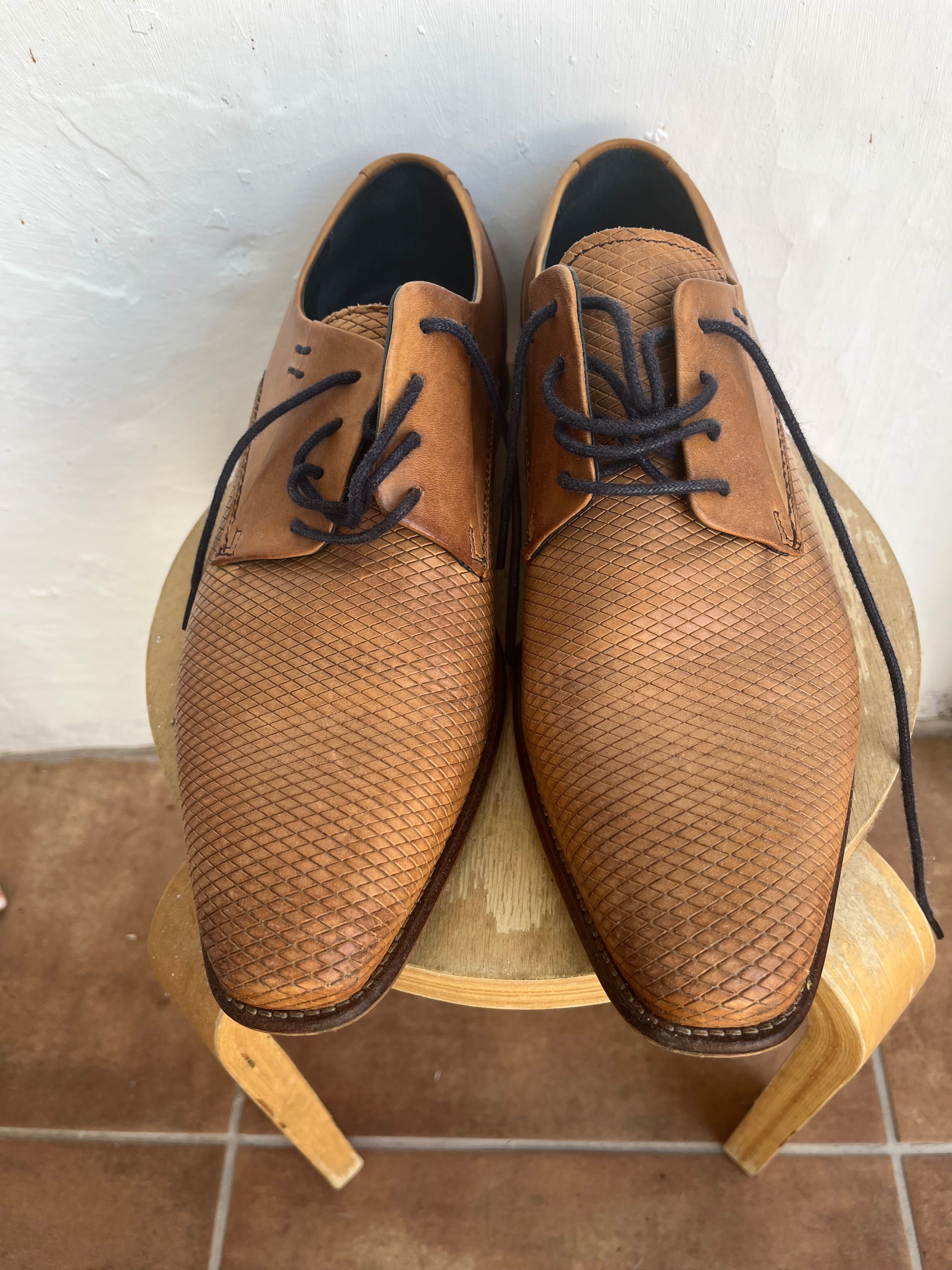 Par de sapatos em cabedal
