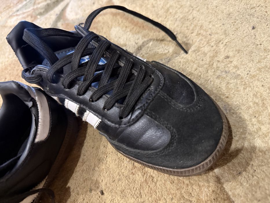 Футбольні бутси, кросівки adidas