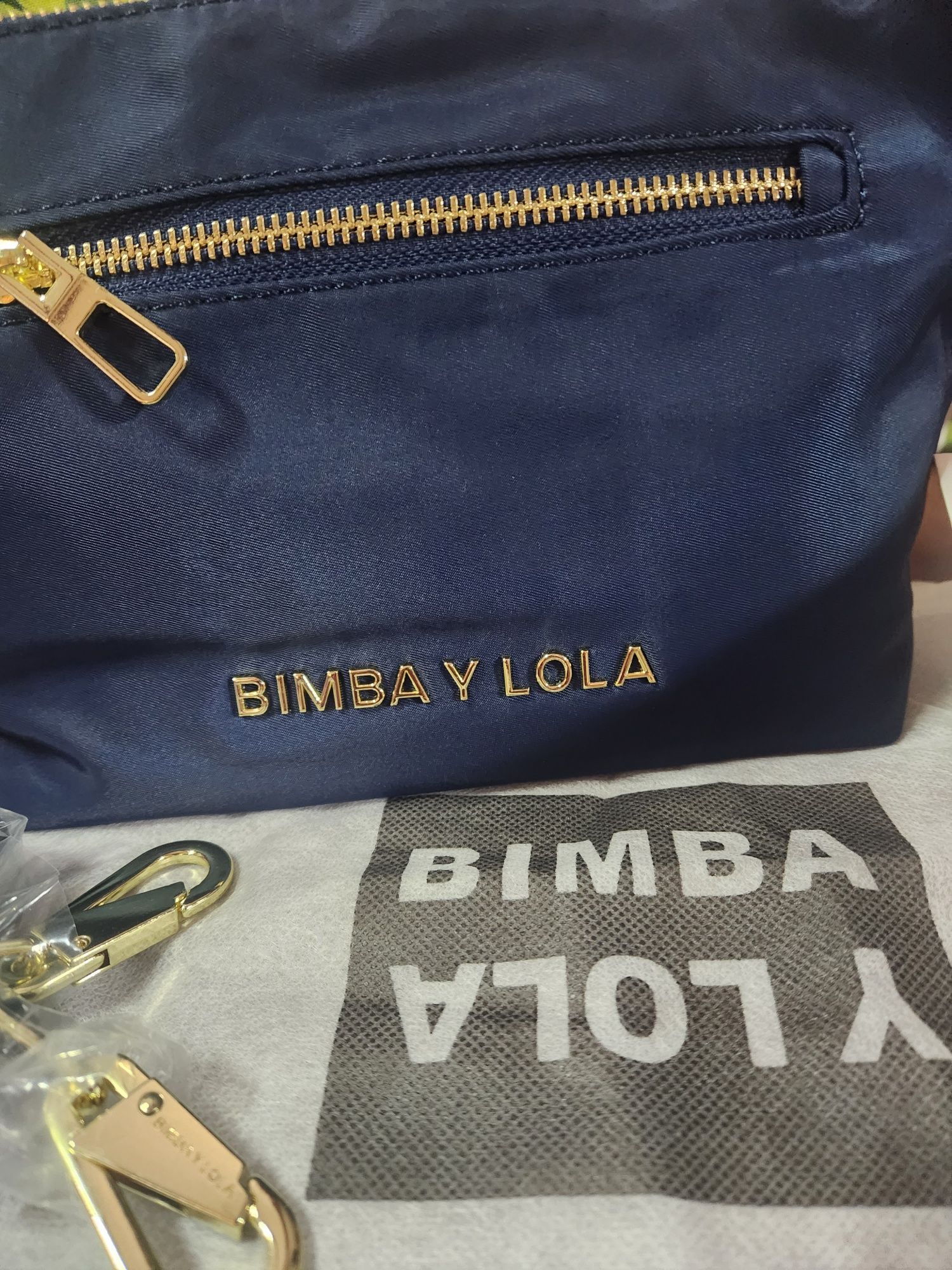 Bolsa nova azul com etiquetas. Nova