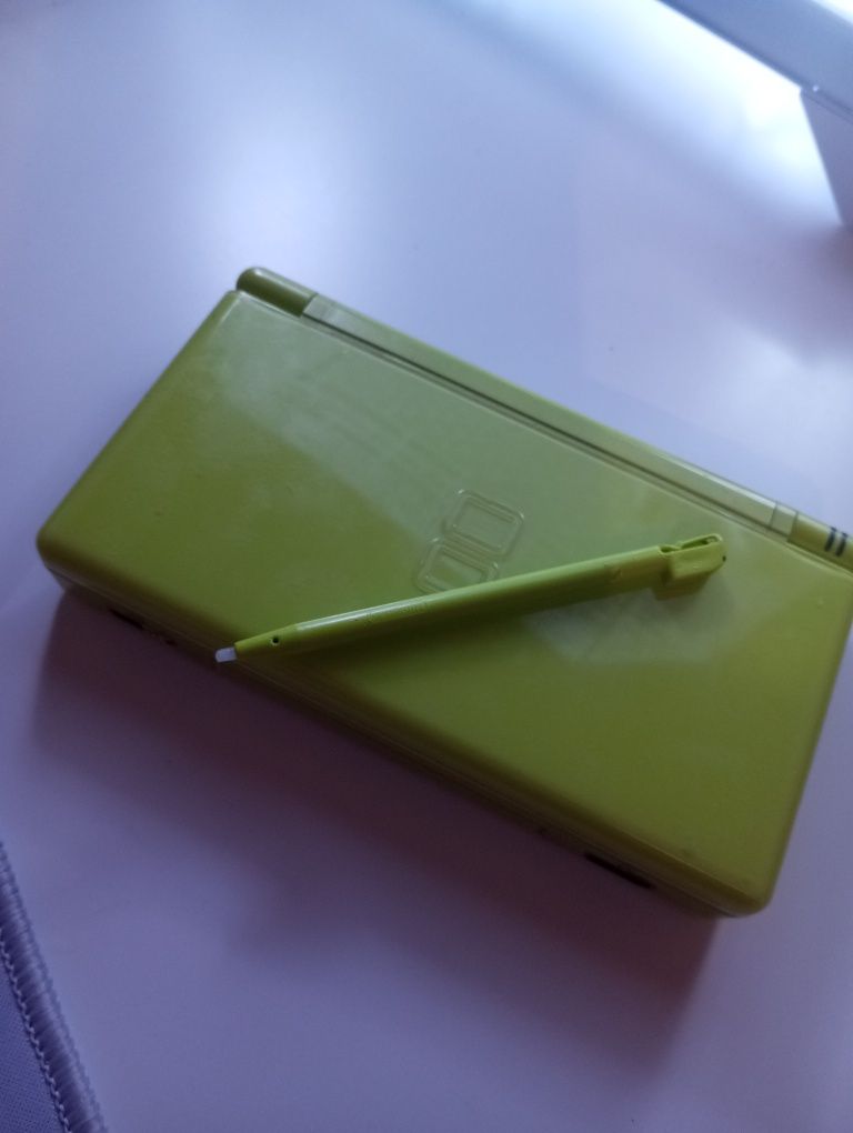 Nintendo ds lite zielon + dwie gry