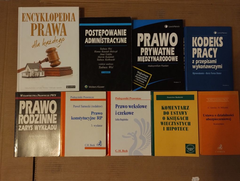 9x książek z zakresu prawa i komentarzy prawnych