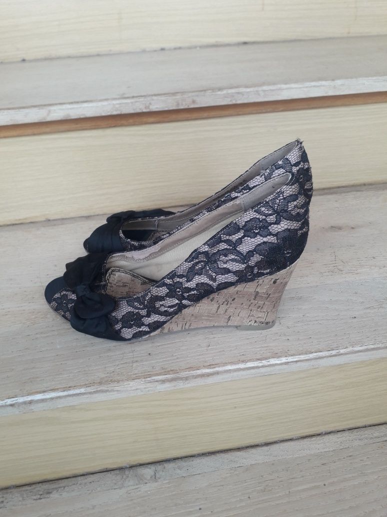 Buty na koturnie