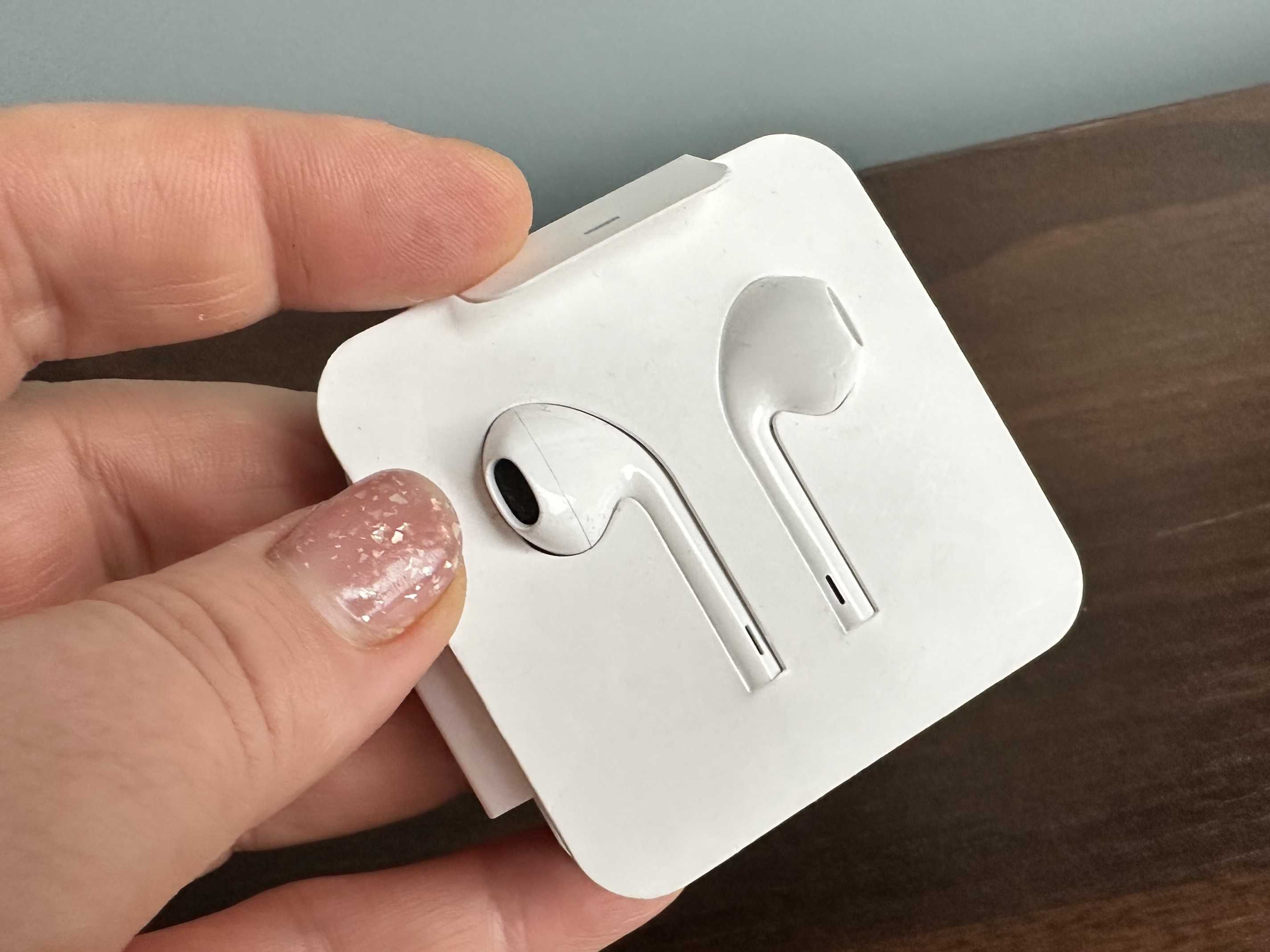 Apple A1748 — проводные наушники EarPods — белые