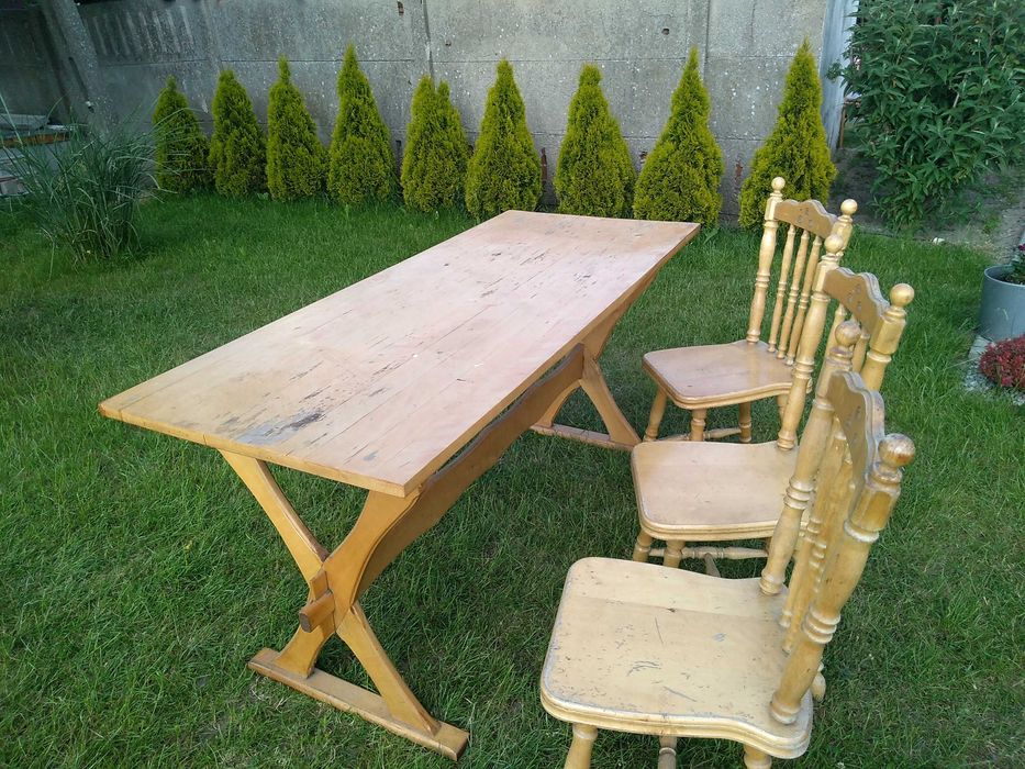 Stół drewniany plus krzesła drewniane