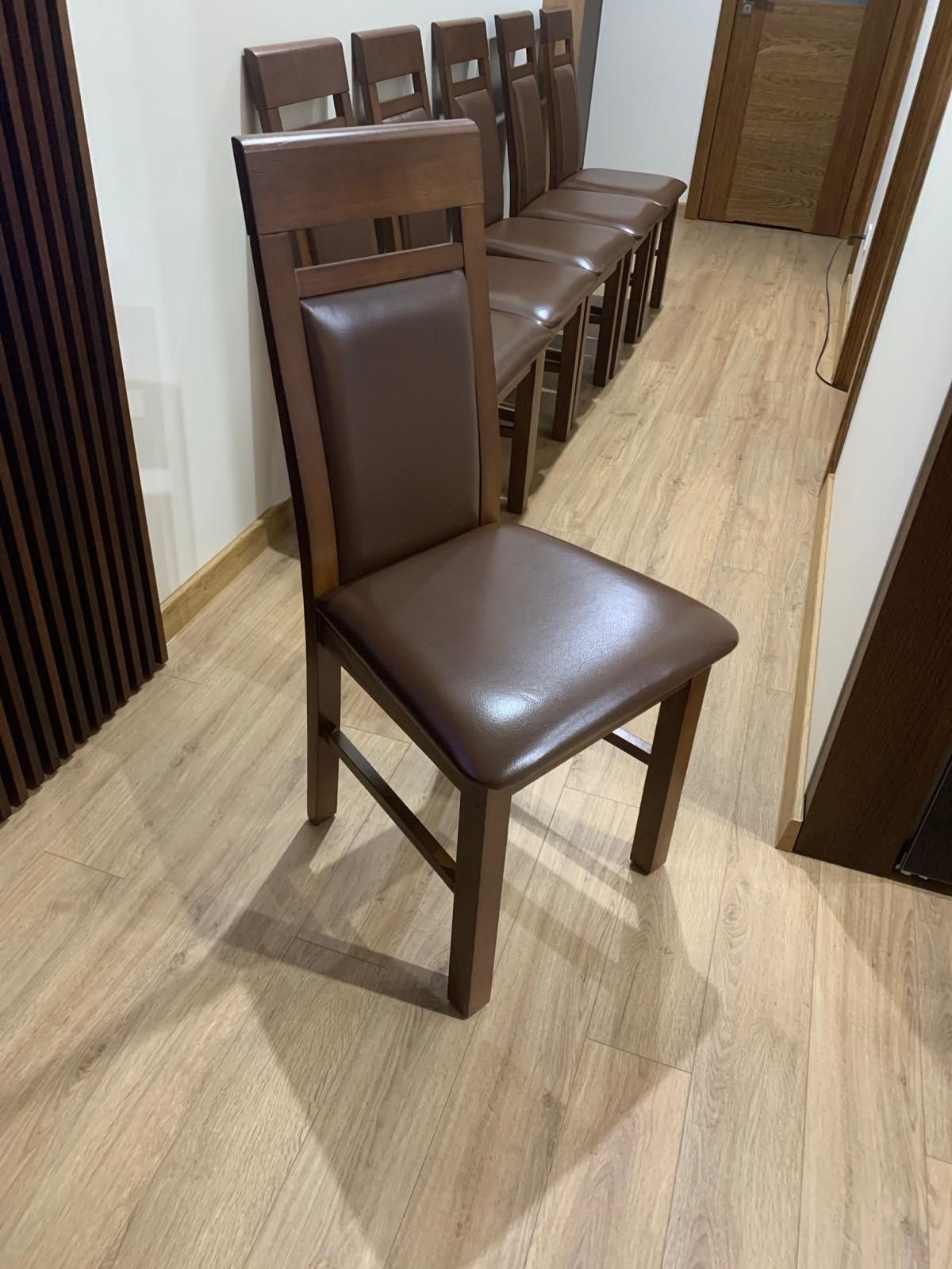 Krzesła drewniane z obiciem skórzanym