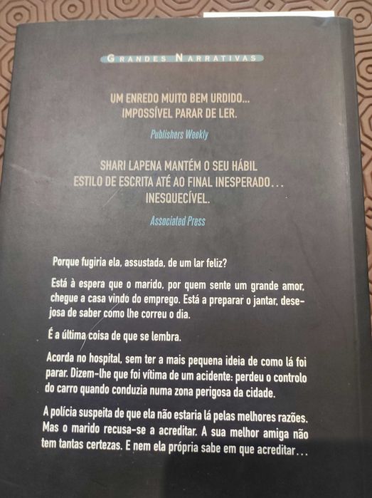 Um estranho dentro de casa, Shari Lapena