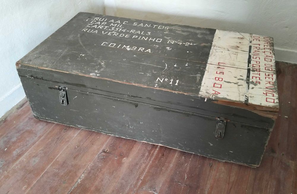 Baú antigo vintage perfeito para ser transformado numa mesa de centro.