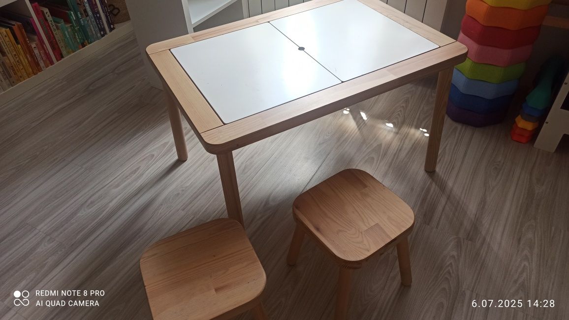 stolik z taboretami i pojemnikami ikea flisat