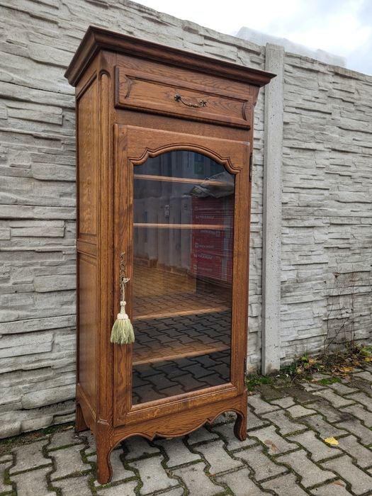 Elegancka dębowa witrynka Ludwikowska.