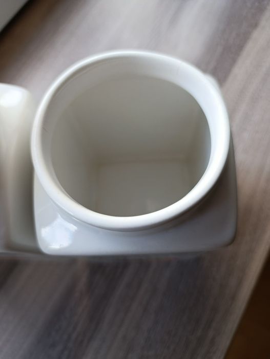 Dwa duże pojemniki ceramiczne