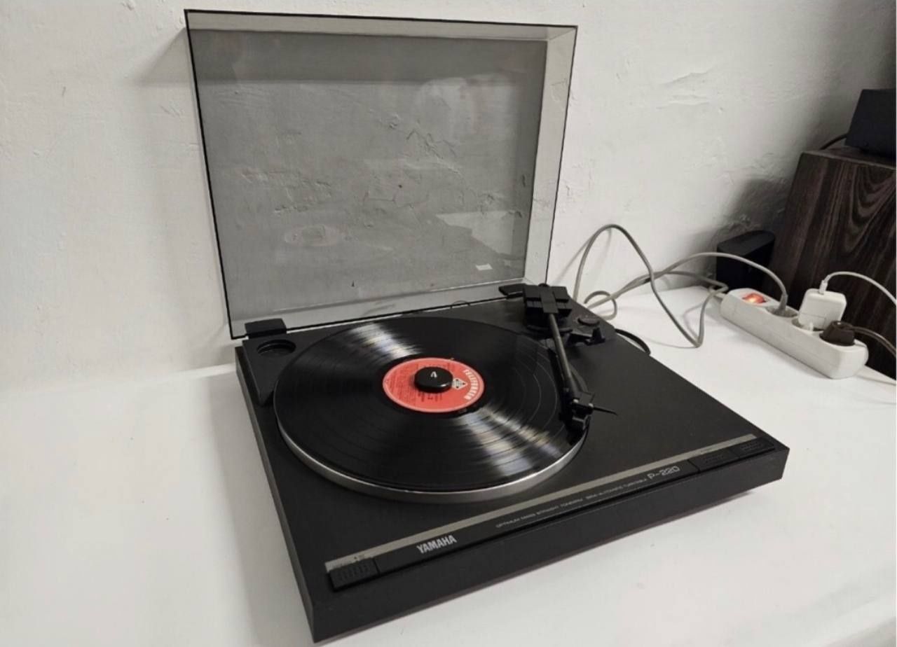 Gramofon półautomatyczny Yamaha P-220, wyprodukowany w Japonii