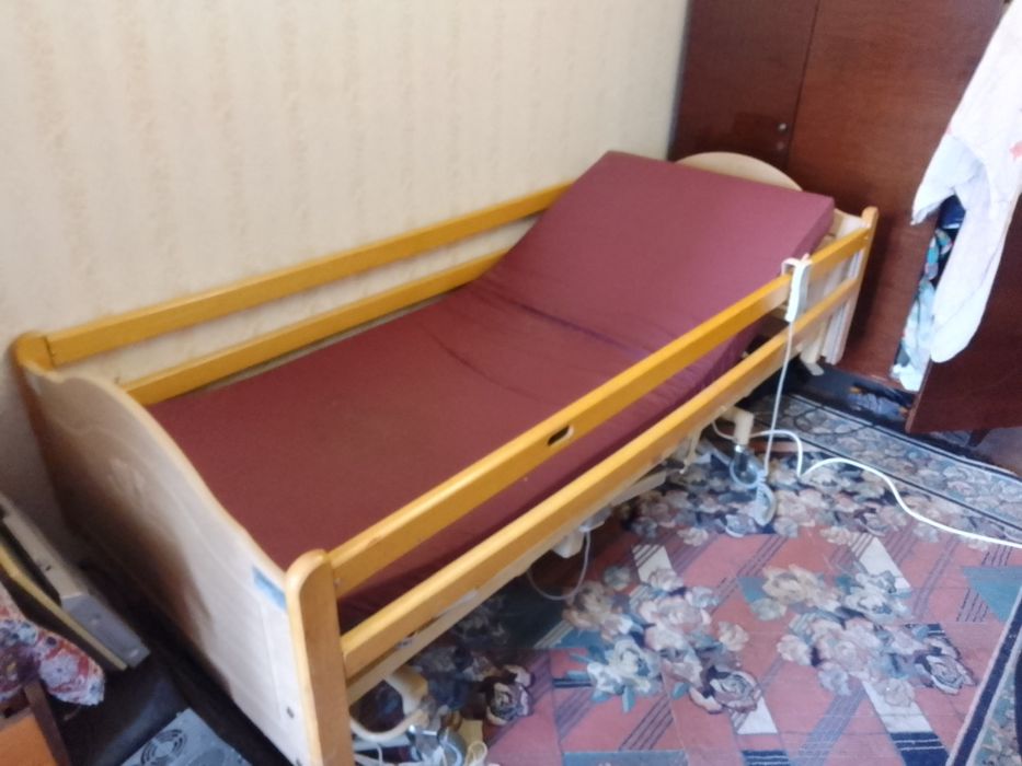 Кровать для лежачих электрическая с пультом управления.