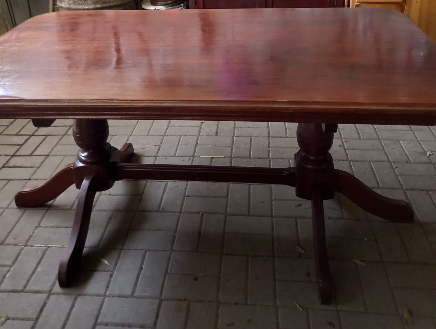 Mesa em madeira maciça