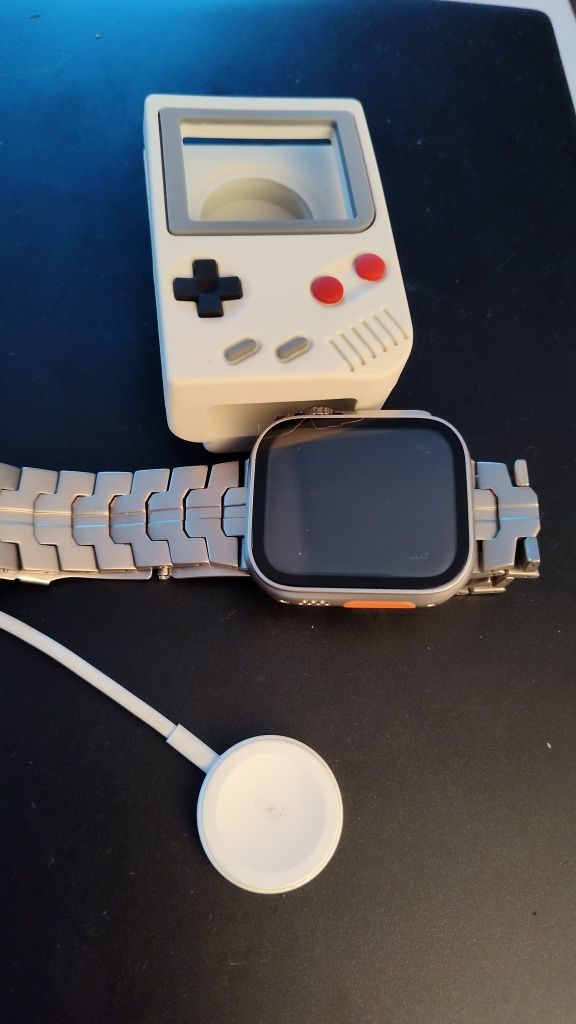 Stojak Ładowarka jako Gameboy Apple Watch. Wysokiej jakości silikon