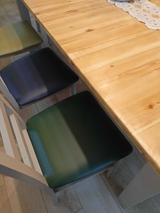 Stół drewniany, rozkładany z 8 krzesłami