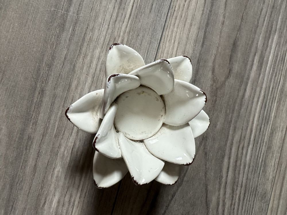 Swiecznik na T-light kwiatek lilia ceramiczna