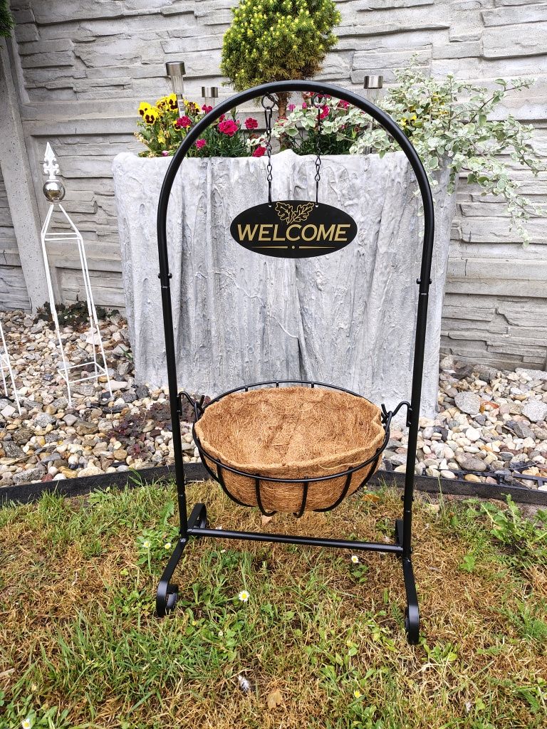Donica ma metalowym stelażu welcome