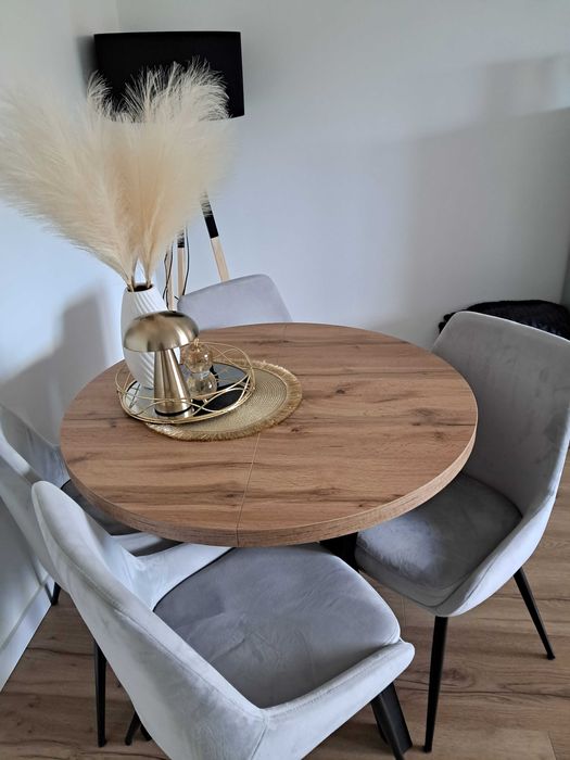 Stół rozkładany z krzesłami