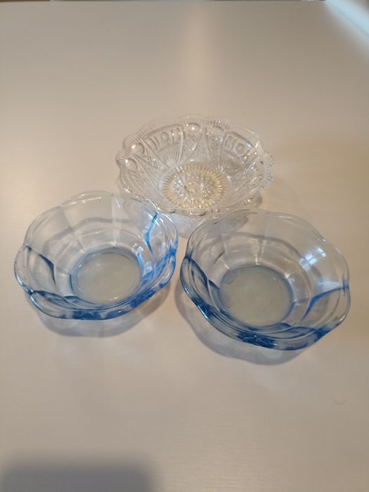 Três taças de servir pequenas