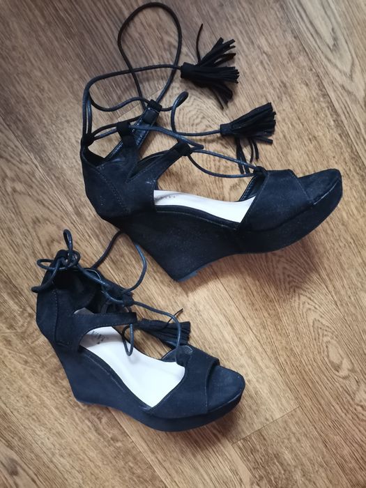 Buty sandały na koturnie wiązane