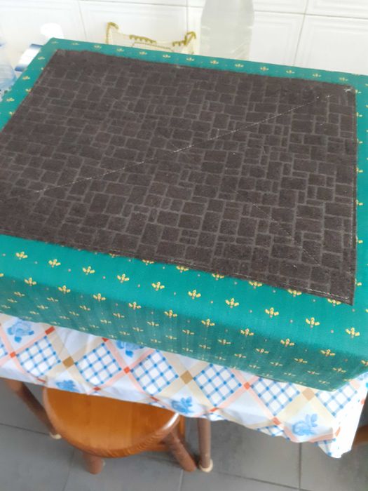 Espelho, camas solteiro, estrado articulado, colchão e banco de pés