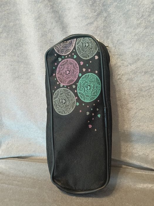 Czarny piórnik/saszetka z ozdobą