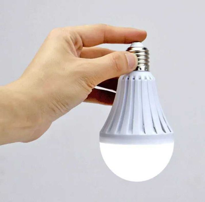 Енергозберігаюча LED лампочка 220v 9W з вбудованим акумулятором