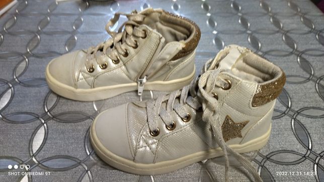 Kremowe sneakersy z gwiazdą za kostkę 28 18.5 cm