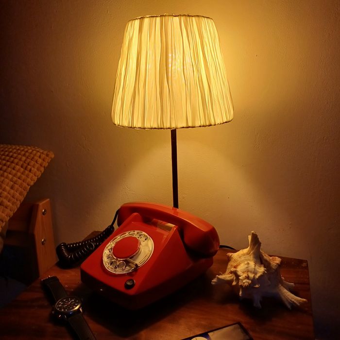 Telefon stacjonarny z czasów PRL, retro dekoracja