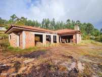 Moradia térrea T3 em construção, situada em Estorãos