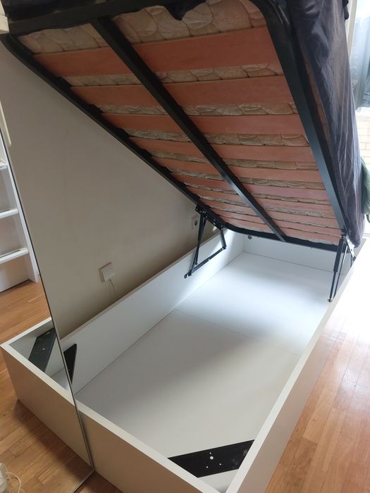 Cama de solteiro com arrumação elevatória tipo baú sommier
