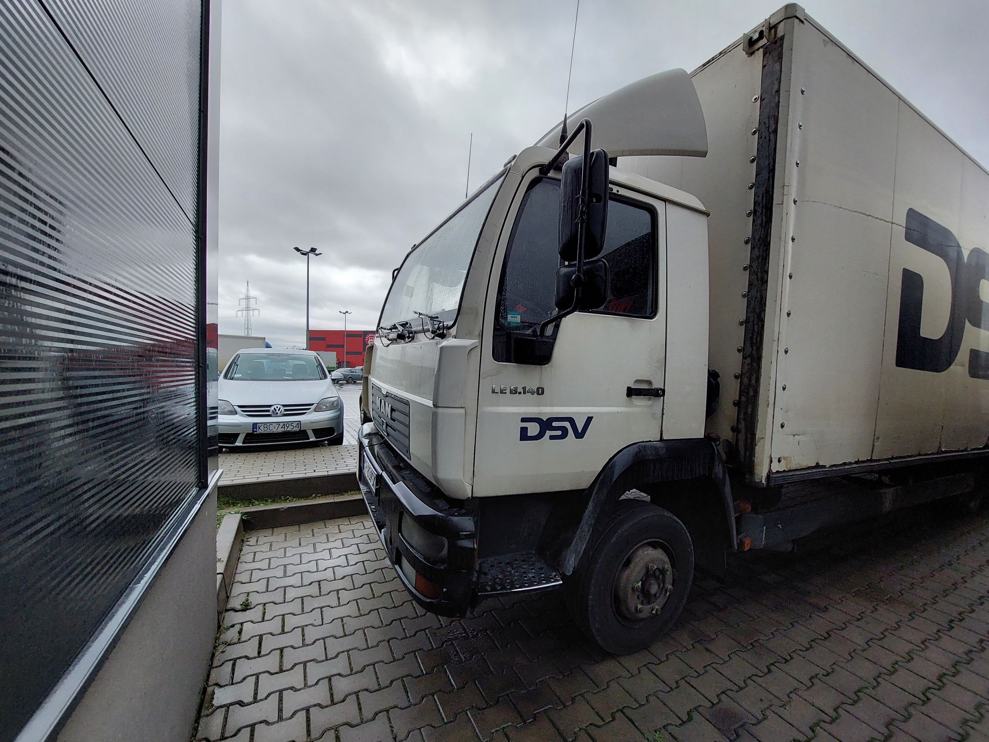 Man  LE 8.140 Tył na poduszkach 17 epal winda  1500kg 2003r Skrzynia 6