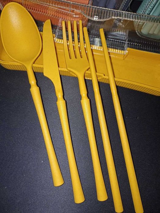 Набір посуди із пшеничної соломки для 4 осіб