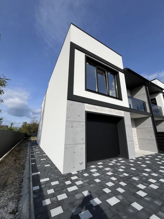 Продається дуплекс з гаражом. Земельна ділянка 5 сотих