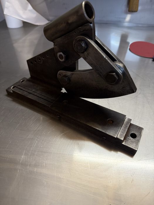 Gilotyna do blachy. Nożyce gilotynowe.