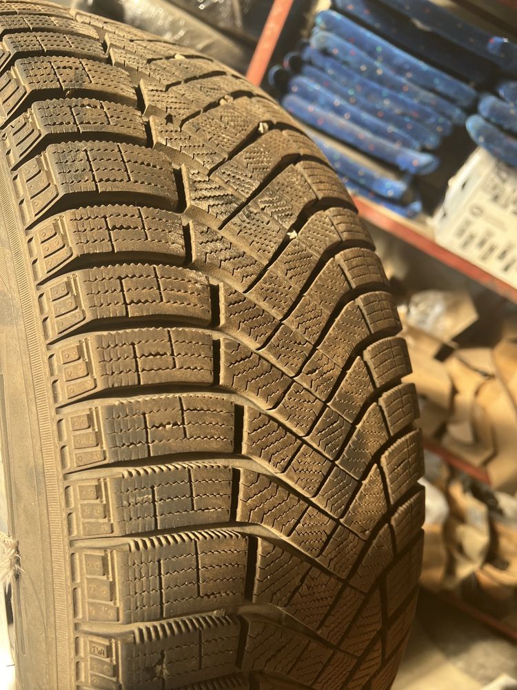 Шини з дисками 235/65 R 17. Зимові куплені 2021 році.