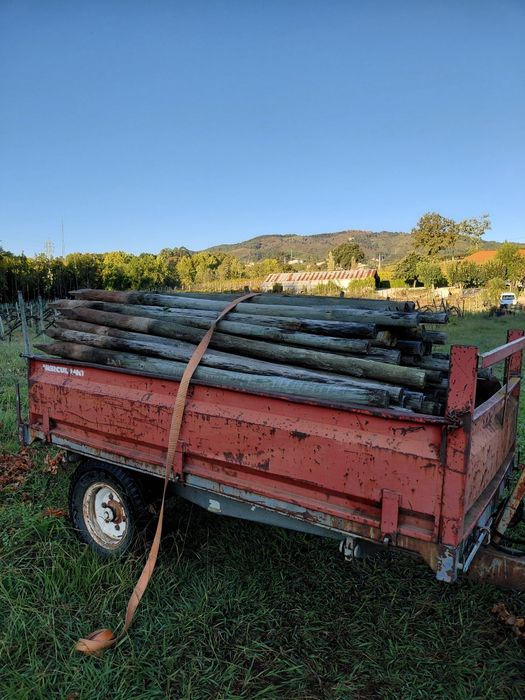 Vendem-se postes de madeira