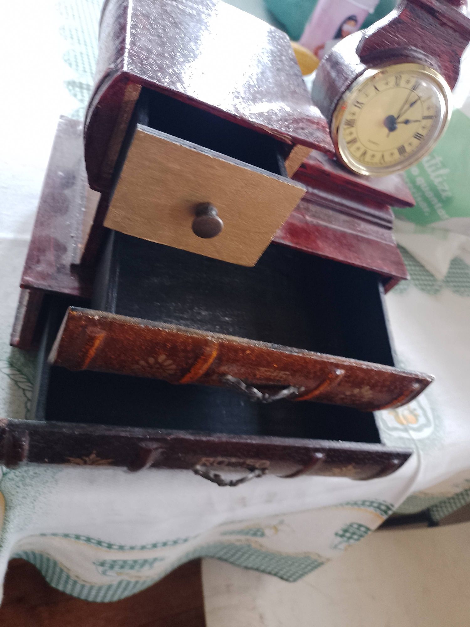 Relógio com gavetas antigo a pilha