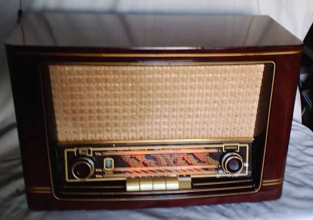 Radio antigo Saba mainau W4 restaurado