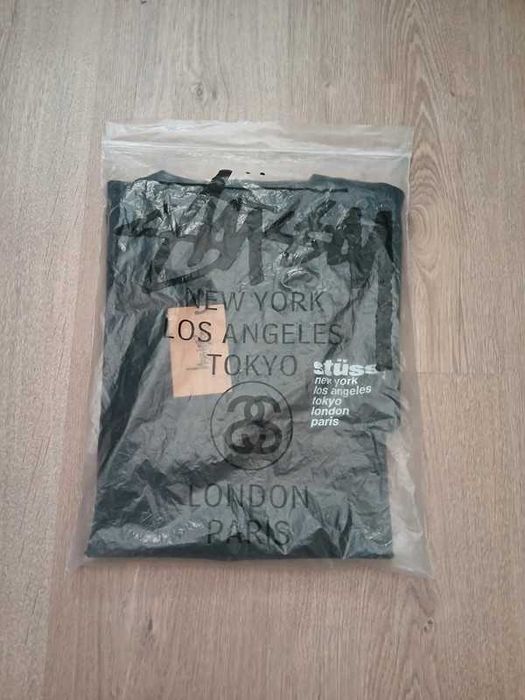 Stussy czarna koszulka z nadrukiem truskawkowym Nowy model rozmiar M